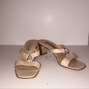 Brighton short heel sandal 😍